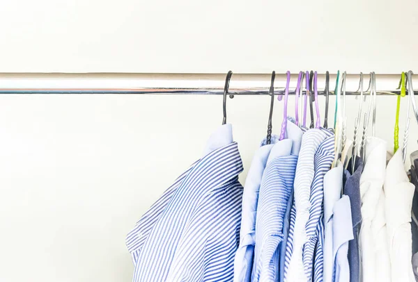 Grupo Camisas Masculinas Varios Colores Colgaban Con Perchas Dentro Armario — Foto de Stock