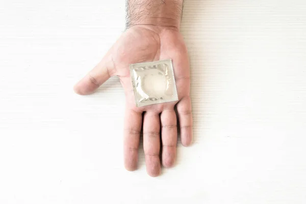 Ein Kondom Das Auf Der Handfläche Einer Männlichen Hand Verpackt — Stockfoto