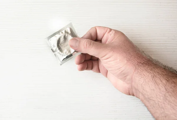 Prezervatif Taşıyan Bir Erkek Sağlık Doğum Kontrolü Cinsel Yolla Bulaşan — Stok fotoğraf