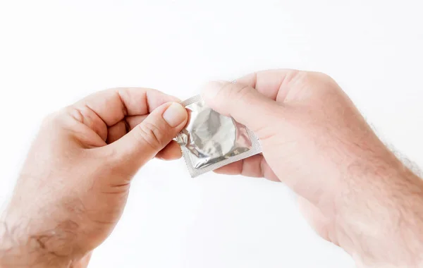 Erkek Eli Prezervatif Paketini Açarken Cinsel Yolla Bulaşan Hastalıkların Önlenmesi — Stok fotoğraf