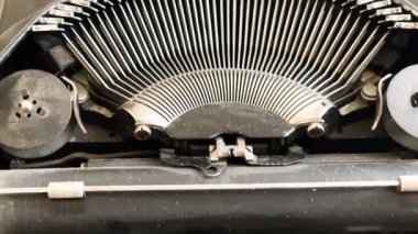 Eski bir daktilonun tuşları üzerinde uçuyor. Yazmak için mekanik aletler. Eski zaman gazeteciliği