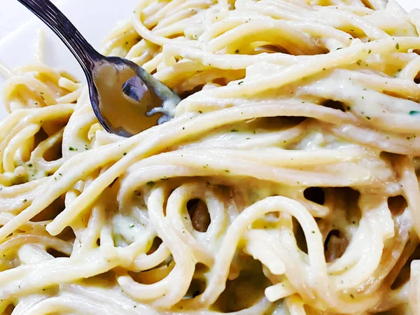 クリーミーなスパゲティのプレートにフォーク イタリア料理 炭水化物とクリームとレシピ — ストック写真