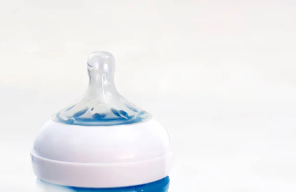 Beyaz Arka Planda Izole Edilmiş Mavi Bir Bebek Şişesinin Şeffaf — Stok fotoğraf
