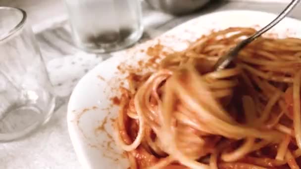 Verpak Spaghetti Met Tomatensaus Kaas Met Een Stalen Vork Italiaans — Stockvideo