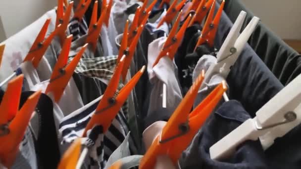 Hangen Uit Drogen Een Waslijn Met Oranje Wasknijpers Huishouden Schoonmaken — Stockvideo