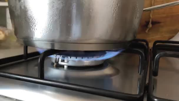Close Zicht Brandende Vlam Van Een Kachel Een Huishoudelijke Keuken — Stockvideo