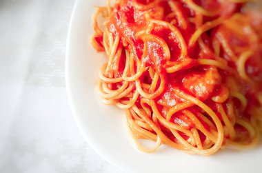 Domates soslu spagetti tabağını kapat. İtalyan yemeği. Makarna porsiyonu.