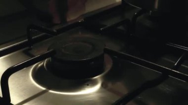 Gaz sobası mavi bir alevle tutuşur. Ev mutfağı..
