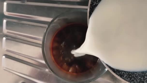 Nalewanie Mleka Filiżanki Kawy Dzień Dobry Śniadanie Kawą Mlekiem — Wideo stockowe