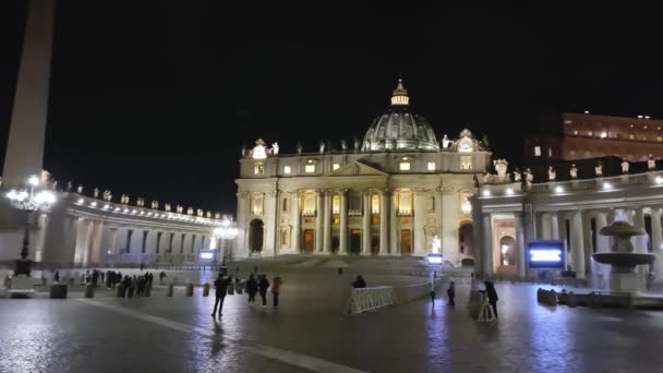 Vatikan Şehri Ocak 2020 Nsanlar Peter Meydanı Nda Aydınlanmış Bazilikayla — Stok video