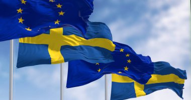 İsveç ve Avrupa Birliği bayrakları açık bir günde birlikte dalgalanıyor. Avrupa Birliği Üyesi. 3D illüstrasyon canlandırıcı. Dalgalı kumaş. Seçici odak