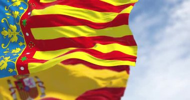 Valencia Topluluğu, İspanya ve Avrupa Birliği bayrakları açık bir günde dalgalanıyor. İspanya Özerk Topluluğu. Kusursuz 3 boyutlu animasyon. Yavaş çekim döngüsü. Seçici odak