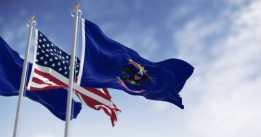 Kuzey Dakota bayrağı Amerikan bayrağıyla dalgalanıyor. Mavi ve armalı. Kartal Kuzey Dakota parşömeninin üstünde. 3D illüstrasyon canlandırıcı. Seçici odaklanma. Dalgalanan tekstil