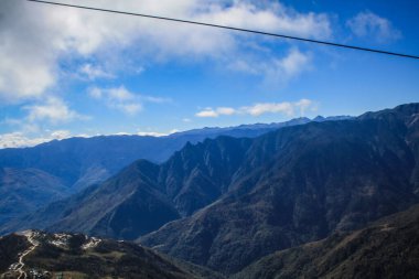 Gökyüzüne bak. Biz yalnız değiliz. Tüm evren bize dostça davranıyor ve sadece hayal kuranlara ve çalışanlara en iyisini vermek için komplo kuruyor.