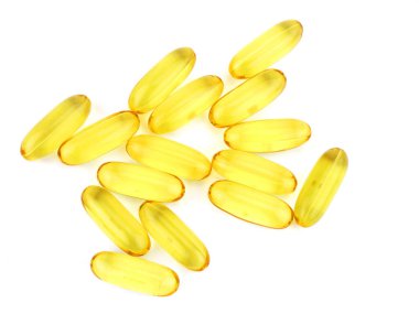 Beyaz arka planda çuha çiçeği yağı kapsülleri