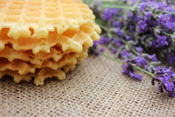 Çuval Bezi Desenli Arka Planda Bir Yığın Waffle Lavanta Üst — Stok fotoğraf