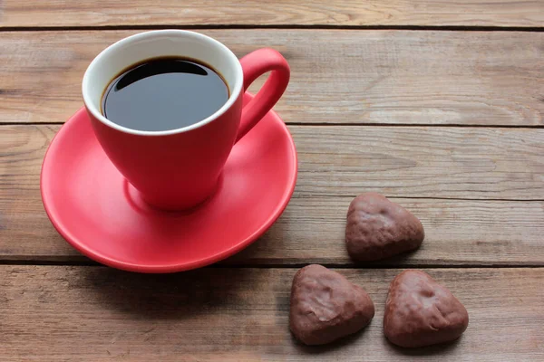 Copo Café Vermelho Com Biscoitos Gengibre Chocolate Forma Coração Fundo — Fotografia de Stock
