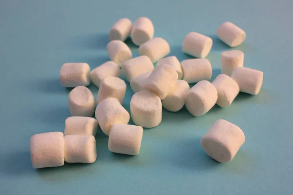 Kleine Weiße Marshmallows Auf Blauem Hintergrund Mit Kopierraum Selektiver Fokus — Stockfoto