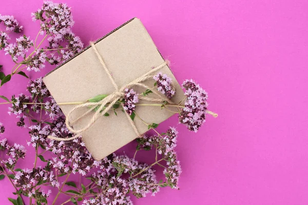 Caixa Presente Marrom Com Flores Manjerona Doce Fundo Roxo Com — Fotografia de Stock