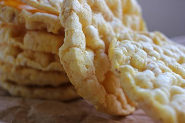 Kağıt dokusunda tam tahıllı cips var. Çıtır pilav ya da mısır keki. Sağlıklı atıştırmalık ya da diyet konsepti.