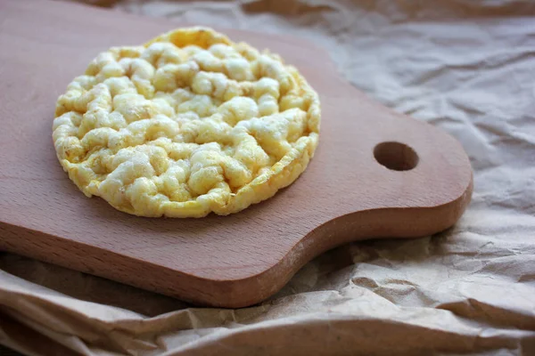 Pan Crujiente Grano Entero Sobre Tabla Cortar Madera Pastel Arroz — Foto de Stock