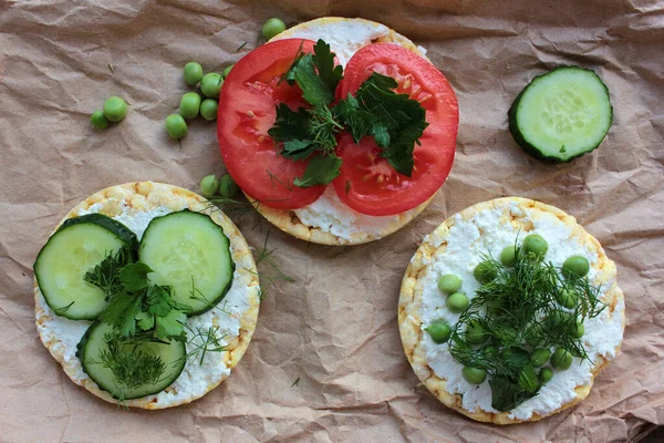 Sandwiches Redondos Maíz Crujiente Con Ingredientes Vegetales Pasteles Maíz Inflados — Foto de Stock