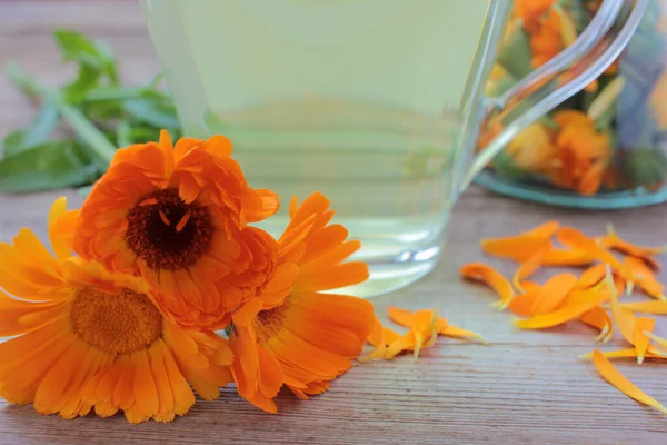 Caléndula Desintoxicación Base Hierbas Con Flores Frescas Sobre Fondo Madera — Foto de Stock