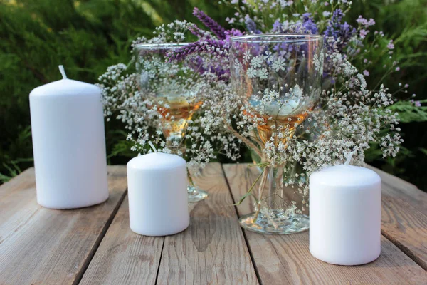 Bicchieri Vino Decorati Con Fiori Bouquet Lavanda Fiori Veronica Vaso — Foto Stock