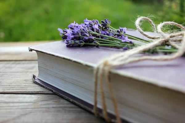 Altes Buch Mit Lavendelblüten Dekoriert Und Mit Jutefäden Auf Einem — Stockfoto