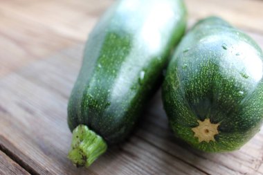 Ahşap masa arkasında kabak. Yakın plan.