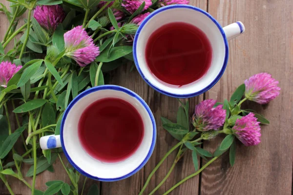 Two Cups Healing Herbal Tea Infusion Red Clover Purple Flowers — Stock Photo, Image