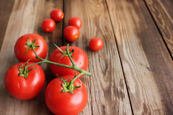素朴な木製のテーブルの上にブドウとチェリートマトの新鮮なトマト — ストック写真