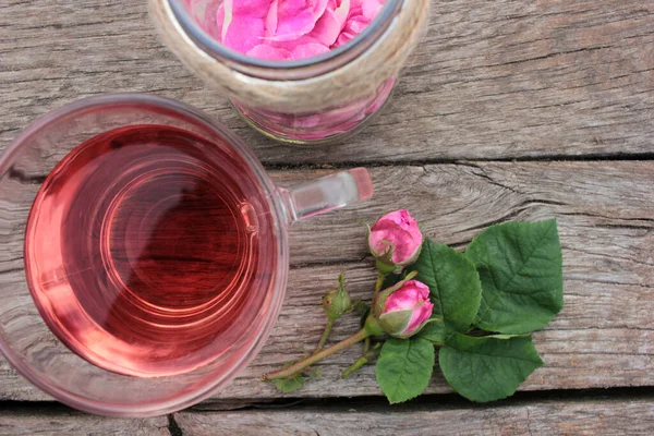 Thé Tisane Rose Dans Une Tasse Verre Avec Des Bourgeons — Photo