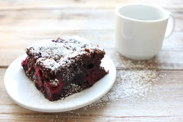 Tasse Kaffee Mit Handgemachtem Schokoladenkuchen Auf Holztischhintergrund Brownie Mit Kirschen — Stockfoto