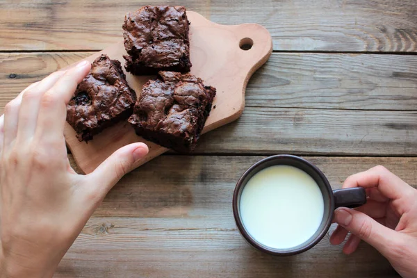 Manos Mujer Sosteniendo Una Taza Leche Tomando Pastel Chocolate Con — Foto de Stock