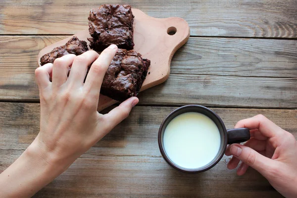 Mãos Mulher Segurando Uma Xícara Leite Tomando Bolo Chocolate Com — Fotografia de Stock