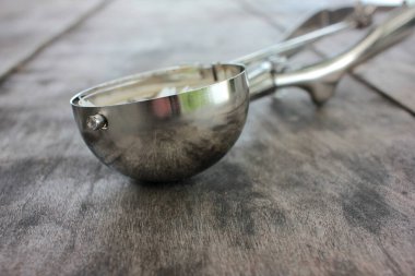 Dondurma metal kepçesi ya da tahta arka planda fotokopi alanı olan kaşık.