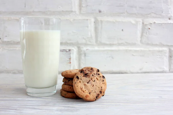 Vaso Galletas Leche Chispas Chocolate Sobre Mesa Madera Contra Fondo — Foto de Stock