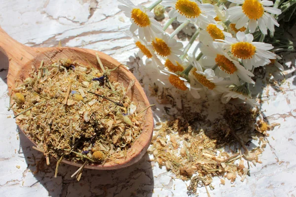 白い背景の上の乾燥カモミールの花と木製のボウル ストック写真 C Serezniy 白い背景の上の乾燥カモミールの花と木製のボウル ストック写真 C Serezniy