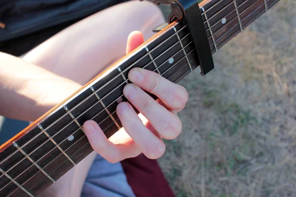 Yakın Plan Gitar Çalıyorum Bir Kadının Eli Gitarın Tellerini Sıkıyor — Stok fotoğraf