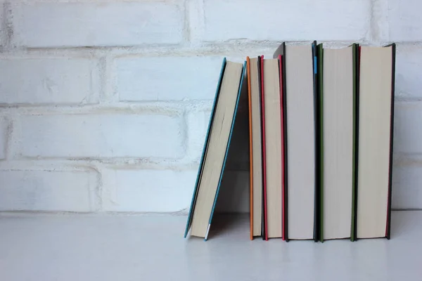 Bücherstapel Auf Dem Tisch Vor Weißer Backsteinwand Zurück Zum Schulischen — Stockfoto