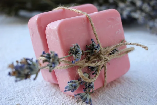 Twee Staven Roze Handgemaakte Zeep Gebonden Met Bindgaren Lavendel Bloemen — Stockfoto