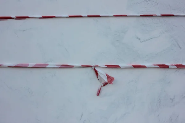 白い建物の背景に赤と白の警告テープ 禁止されてる 修理工事 — ストック写真