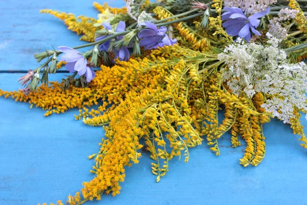 Жовті Квіти Синьому Дерев Яному Столі Натуральний Квітковий Фон Букет — стокове фото