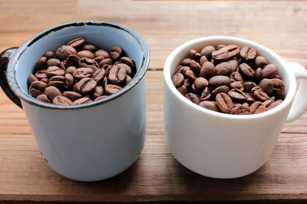 Kaffeebohnen Auf Einem Holztisch Nahaufnahme Von Kaffeebohnen Keramiktassen Auf Holzhintergrund — Stockfoto