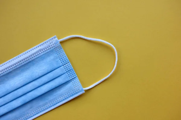 Mascarilla Médica Desechable Sobre Fondo Amarillo Con Espacio Para Copiar —  Fotos de Stock