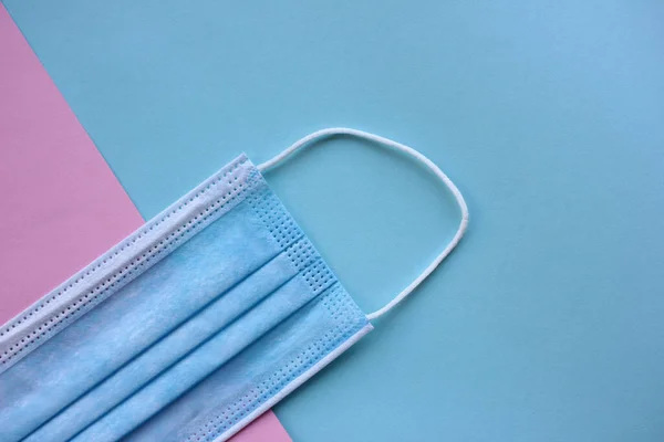 Mascarilla Médica Desechable Sobre Fondo Azul Rosa Con Espacio Para —  Fotos de Stock