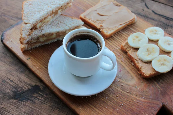 Egy Csésze Kávé Mogyoróvajas Banános Pirítós Fából Készült Háttérrel Teljes — Stock Fotó
