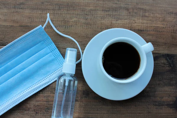 Una Taza Café Una Botella Desinfectante Manos Una Mascarilla Médica —  Fotos de Stock