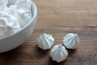 Masaya yakın plan kremalı pasta. Ahşap arka planda şekerlemeler. Boşluğu kopyala, seçici odak